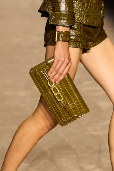Look 28